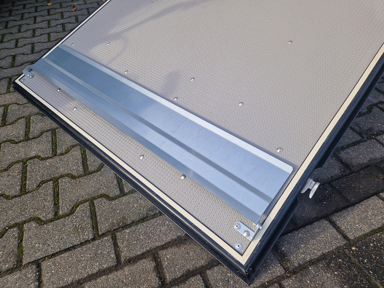 Motorcycle trailer Variant C1315 C2 Edition black 258x148x157cm Alufelgen Heckrampe 1350kg 100km/H black deal: picture 6