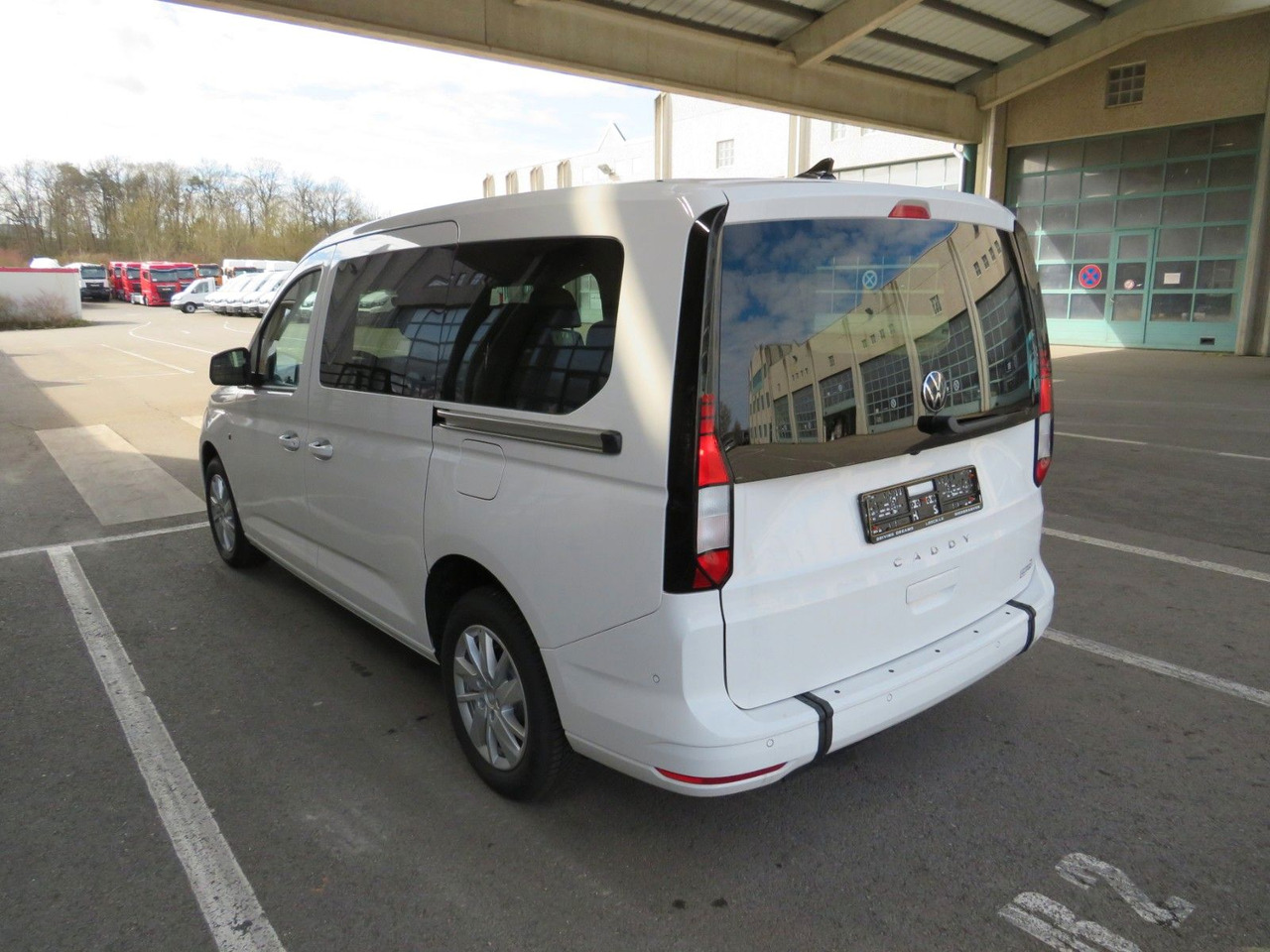 Volkswagen Caddy Maxi 2.0 TDI Rollstuhlumbau Taxirampe - Car: picture 4 Volkswagen Caddy Maxi 2.0 TDI Rollstuhlumbau Taxirampe - Car: picture 4