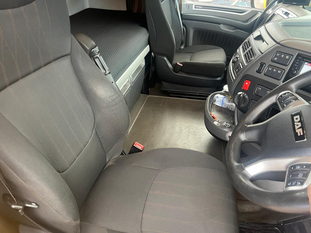 Tractor unit DAF XF 530: picture 8