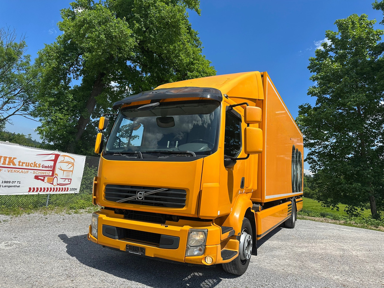 Box truck VOLVO FL 2404x2: picture 1