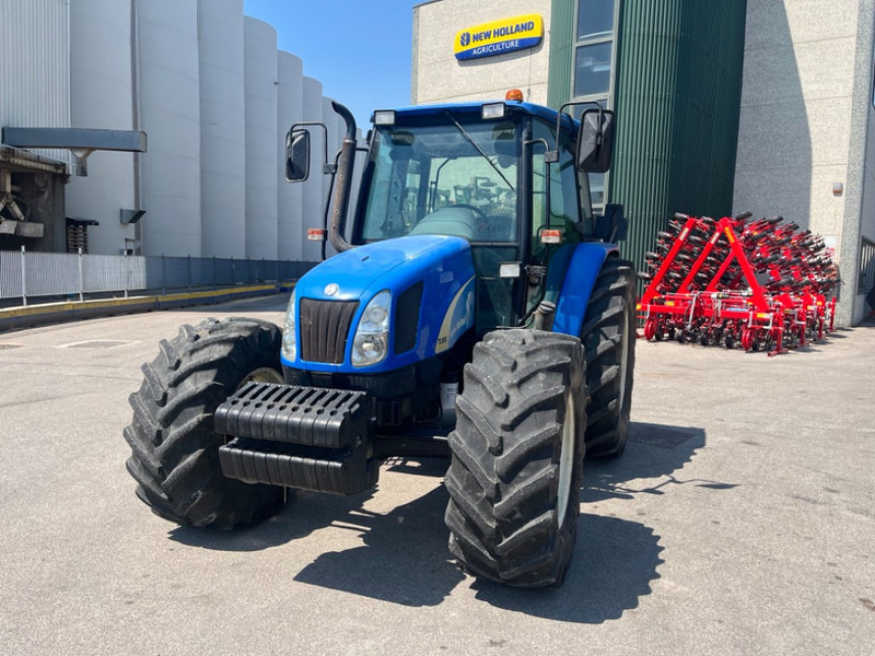 New Holland TL 100 A - Farm tractor: picture 1 New Holland TL 100 A - Farm tractor: picture 1