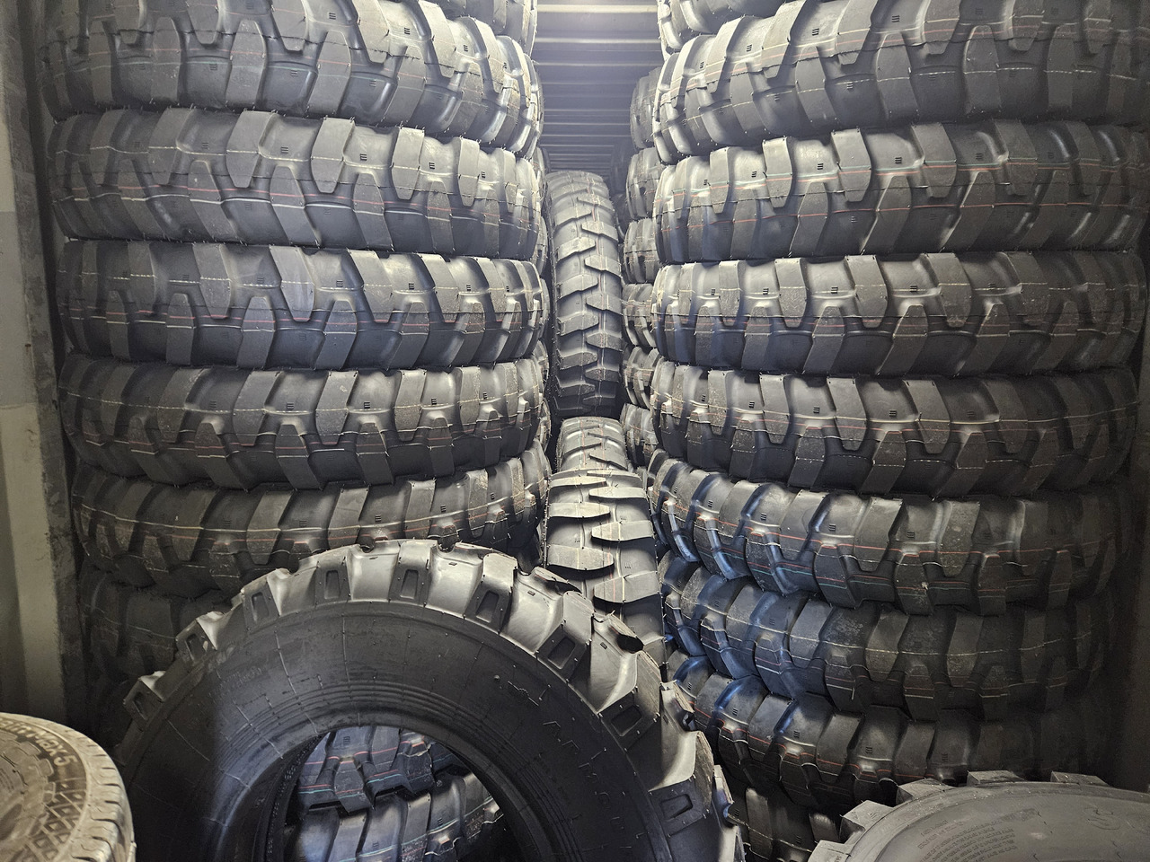 Armour TI300 10.00-20 - Tire for Wheel excavator: picture 1 Armour TI300 10.00-20 - Tire for Wheel excavator: picture 1