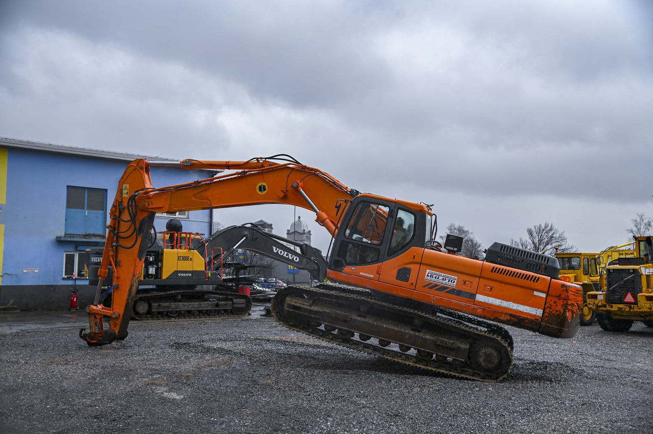 Crawler excavator DOOSAN DX340LC: picture 13