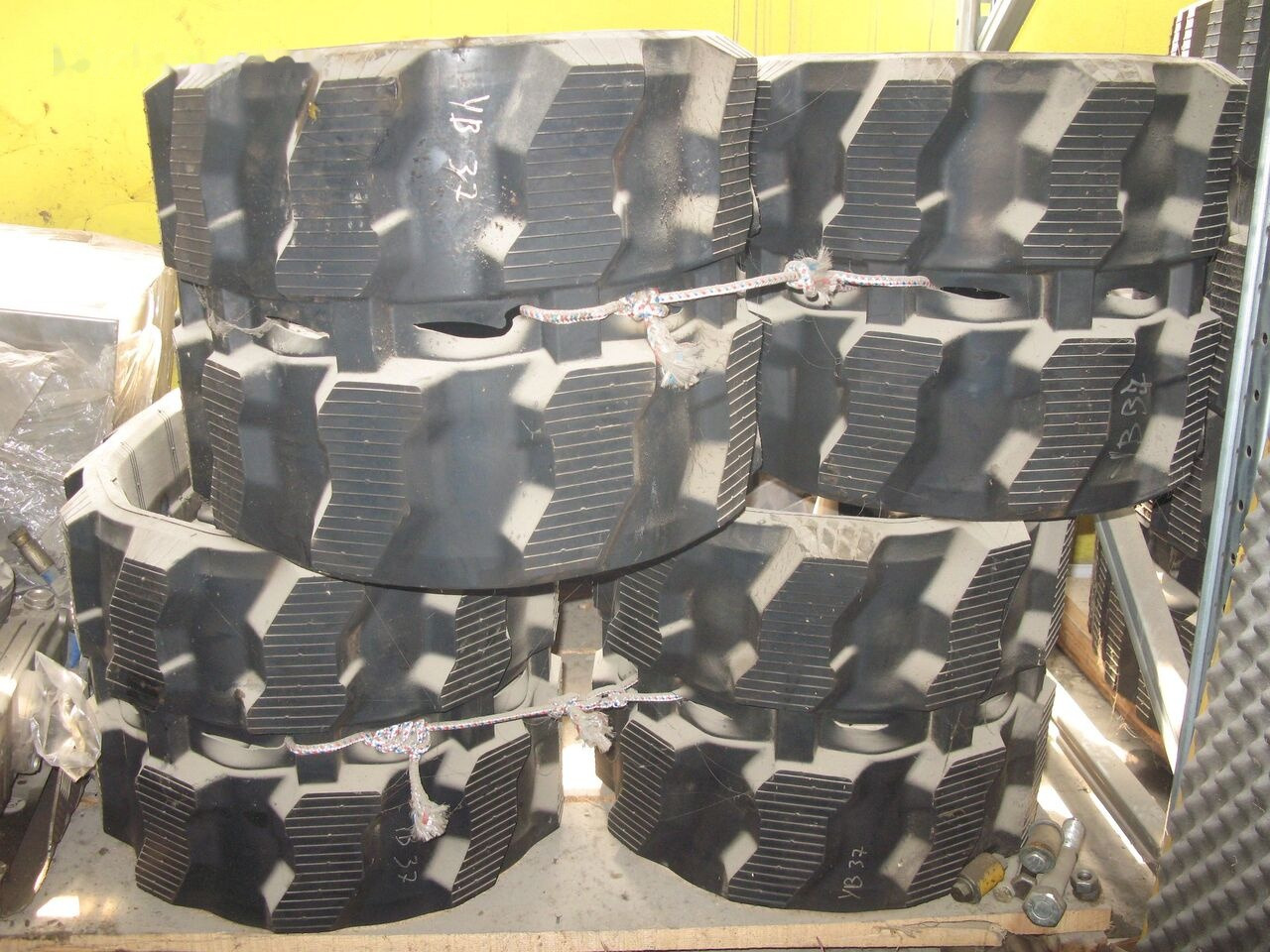 TAERYUK YB400X144X37 - Track for Excavator: picture 1 TAERYUK YB400X144X37 - Track for Excavator: picture 1