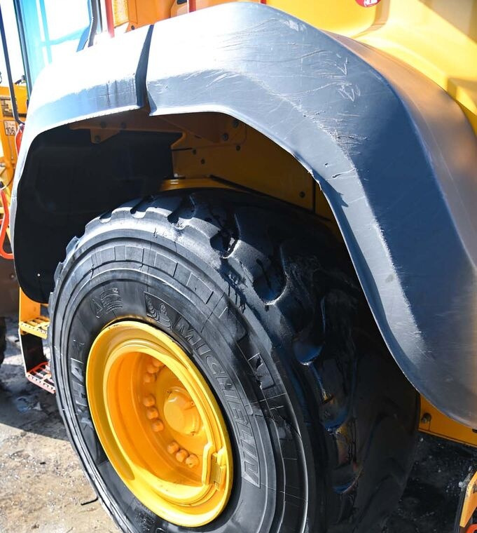 Wheel loader Volvo L120H: picture 13