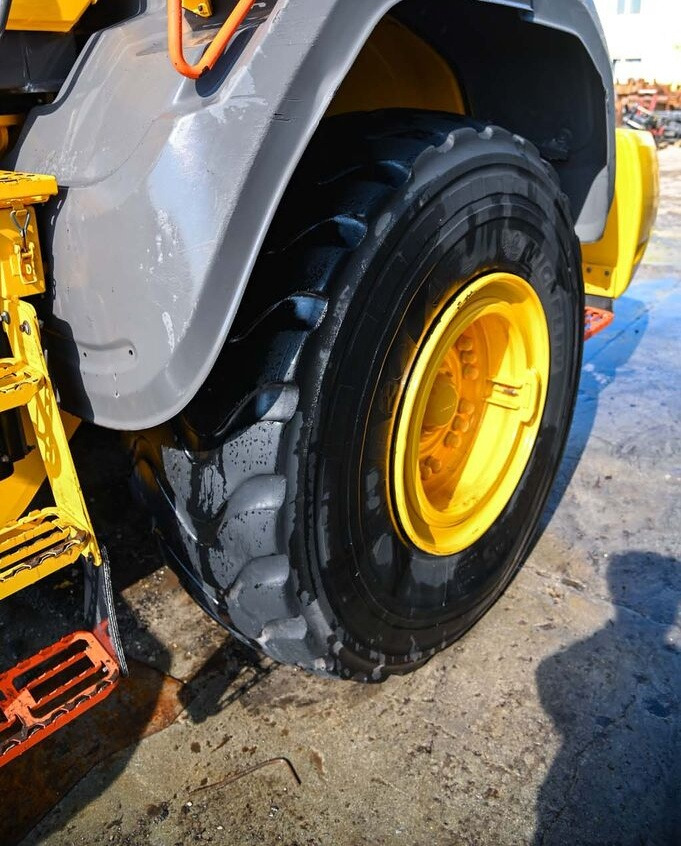 Wheel loader Volvo L120H: picture 12