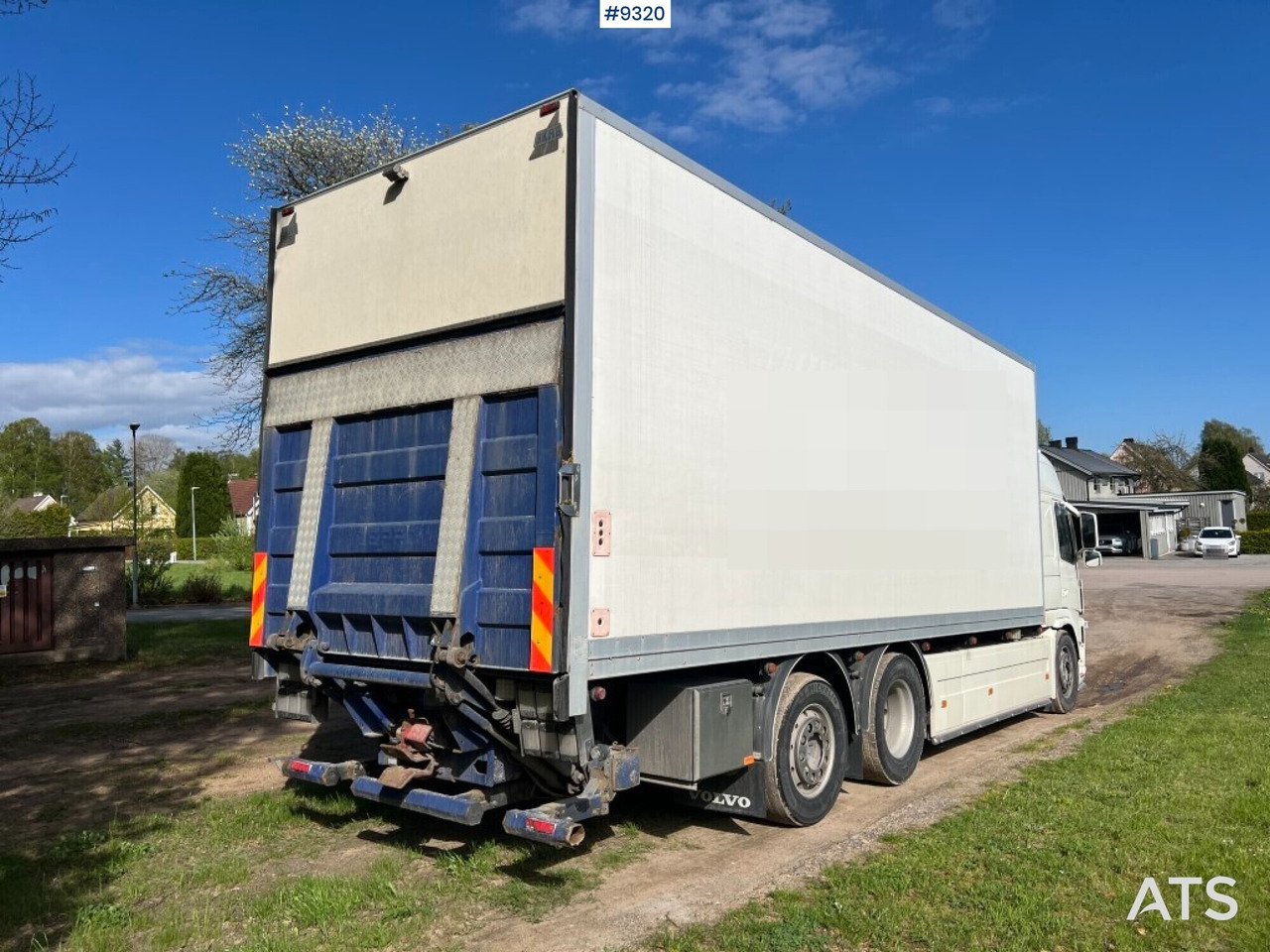 Box truck Volvo FM 6x2 with openable left side and tail lift - Box truck: picture 4 Box truck Volvo FM 6x2 with openable left side and tail lift - Box truck: picture 4