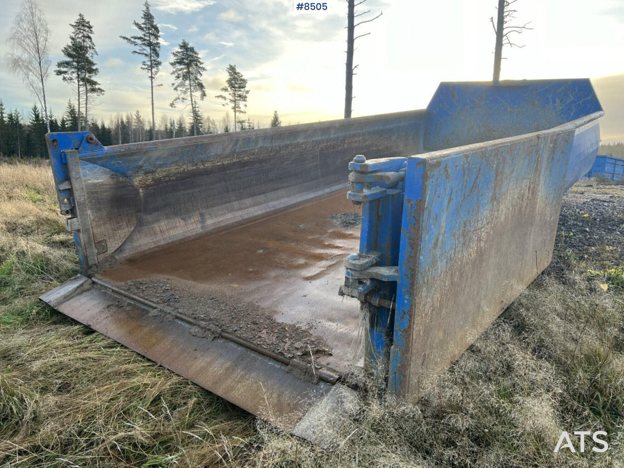 Hook Truck Volvo FH 12 6x4 Tridem with gravel flatbed(VIDEO) - Hook lift truck: picture 5 Hook Truck Volvo FH 12 6x4 Tridem with gravel flatbed(VIDEO) - Hook lift truck: picture 5