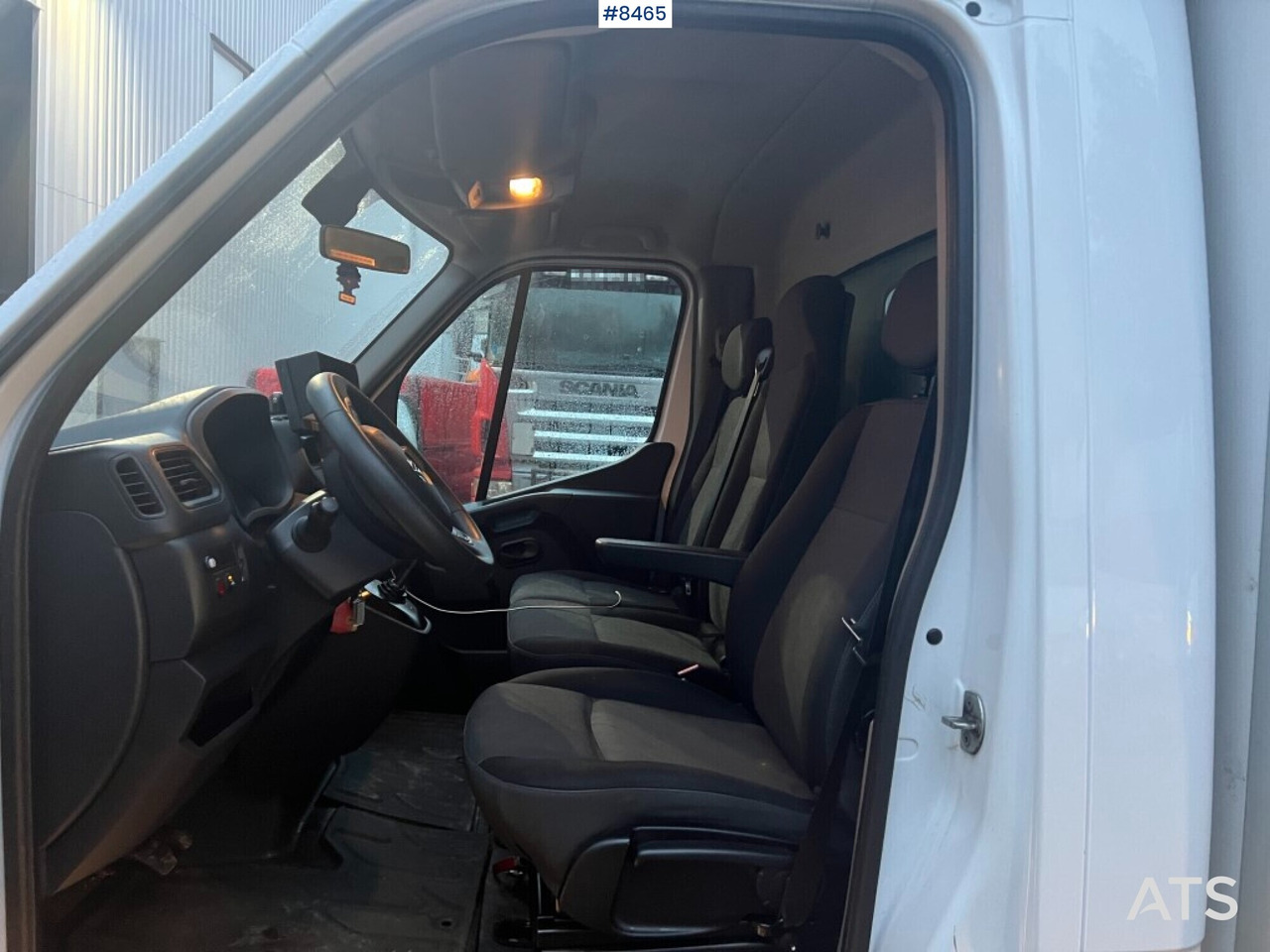 Box van Renault master with tail lift: picture 6