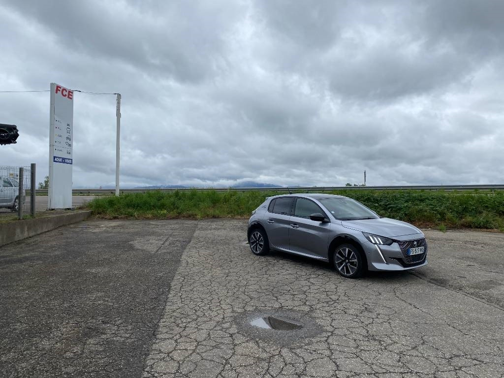 Peugeot e208 136/GT-Line Toit Panoramique 1er Main - Car: picture 3 Peugeot e208 136/GT-Line Toit Panoramique 1er Main - Car: picture 3