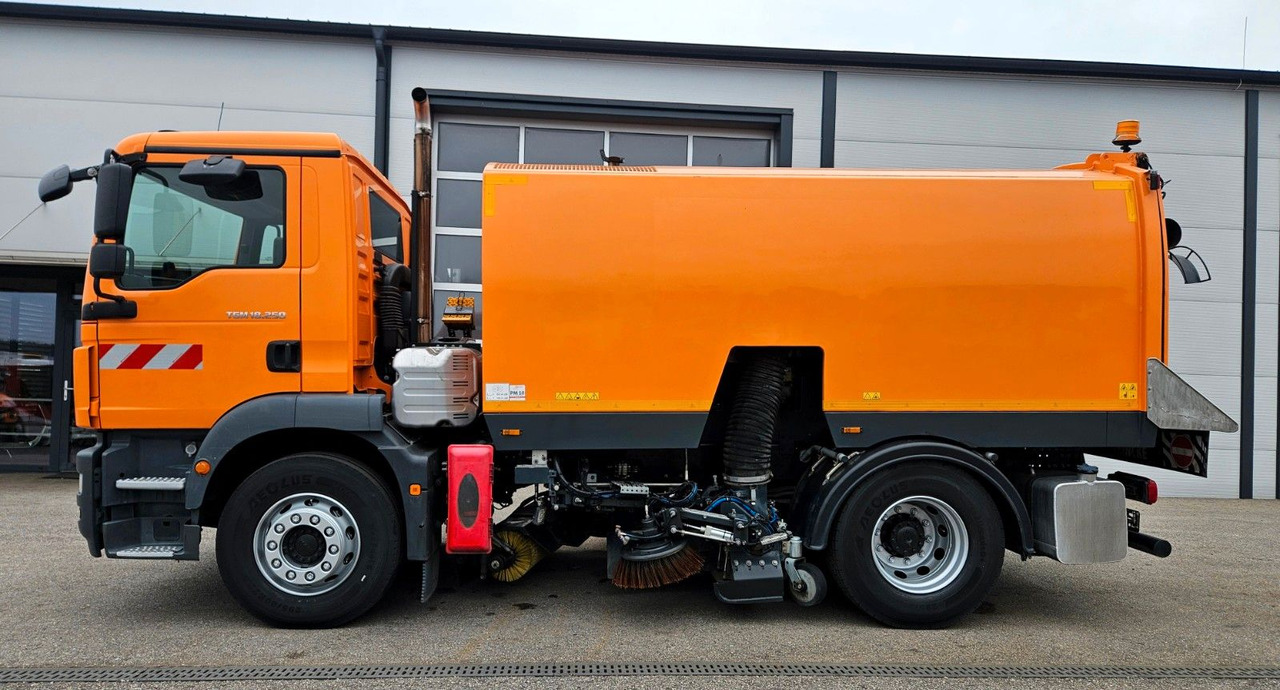 MAN TGM 18.250 Euro6 BROCK SL200 L+R Aufbaumotor - Road sweeper: picture 2 MAN TGM 18.250 Euro6 BROCK SL200 L+R Aufbaumotor - Road sweeper: picture 2