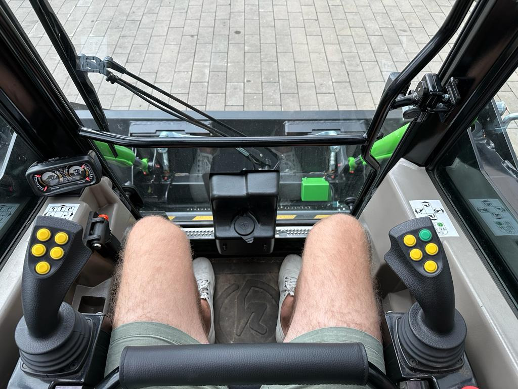 Skid steer loader Firstgreen Elise 900: picture 12