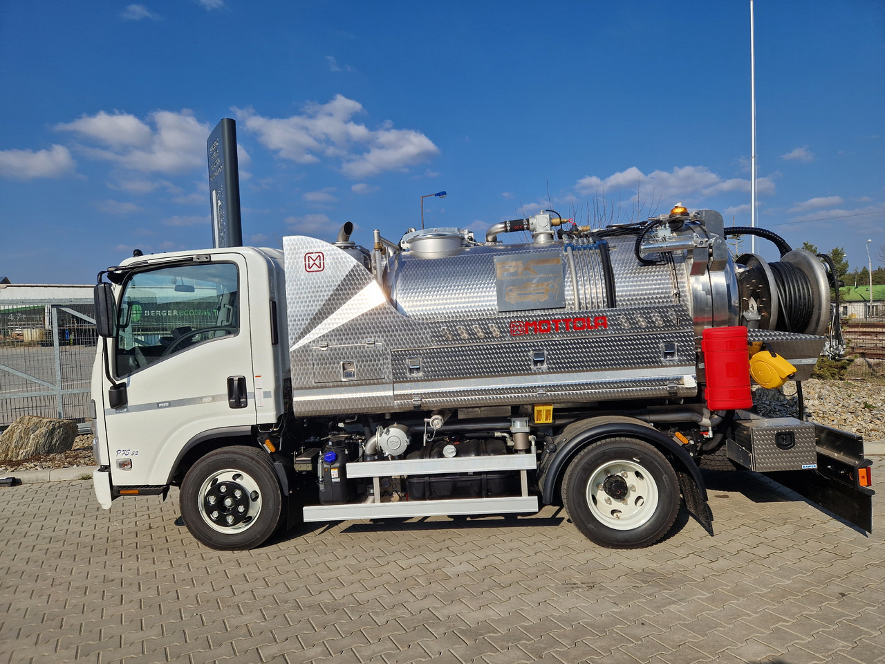 ISUZU - Vacuum truck: picture 3 ISUZU - Vacuum truck: picture 3