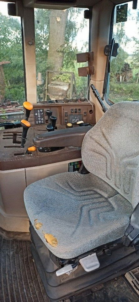 John Deere 6910 - Farm tractor: picture 5 John Deere 6910 - Farm tractor: picture 5