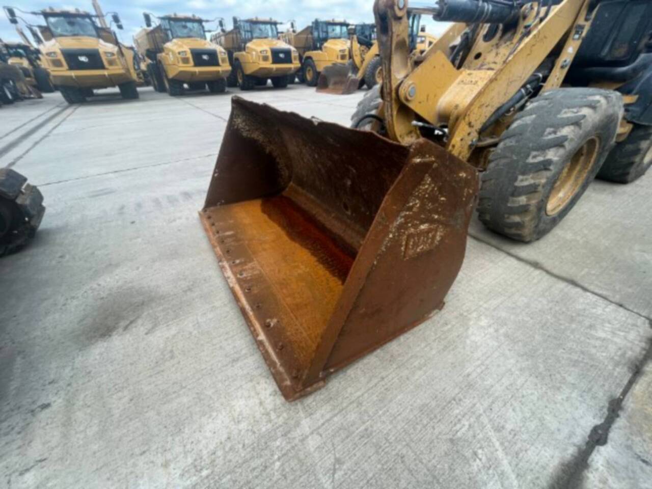 Wheel loader CAT 908M: picture 13
