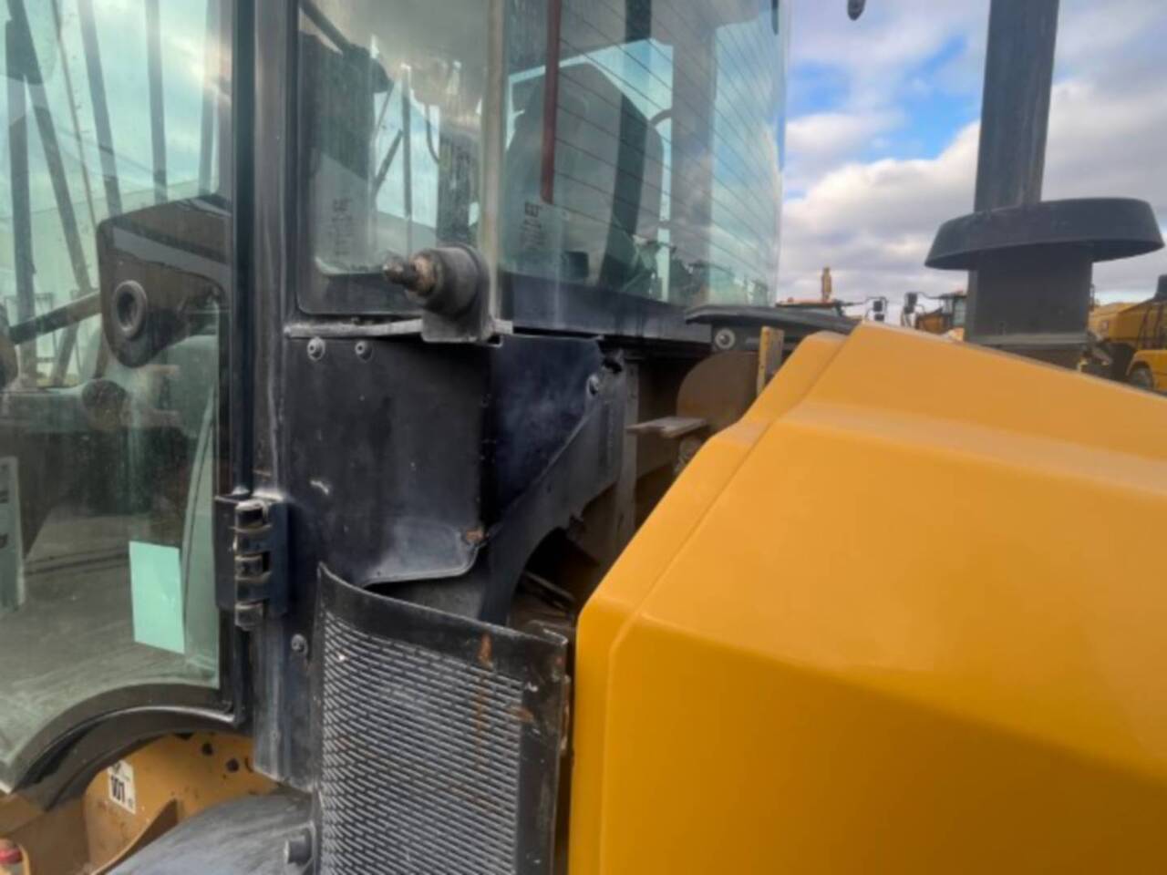 Wheel loader CAT 908M: picture 12