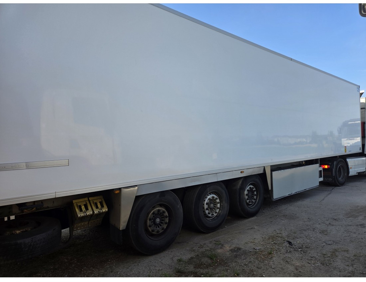 FRUHEAUF FST4 REFRIGERATED SEMITRAILER 3 AXLE MEAT RAILS THERMOKING SLX E 300 30 - Refrigerator semi-trailer: picture 2 FRUHEAUF FST4 REFRIGERATED SEMITRAILER 3 AXLE MEAT RAILS THERMOKING SLX E 300 30 - Refrigerator semi-trailer: picture 2