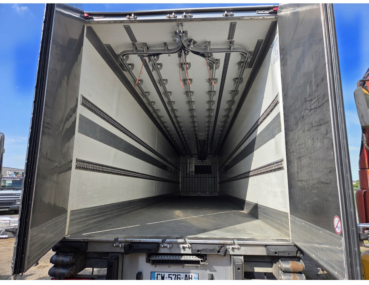 FRUHEAUF FST4 REFRIGERATED SEMITRAILER 3 AXLE MEAT RAILS THERMOKING SLX E 300 30 - Refrigerator semi-trailer: picture 4 FRUHEAUF FST4 REFRIGERATED SEMITRAILER 3 AXLE MEAT RAILS THERMOKING SLX E 300 30 - Refrigerator semi-trailer: picture 4