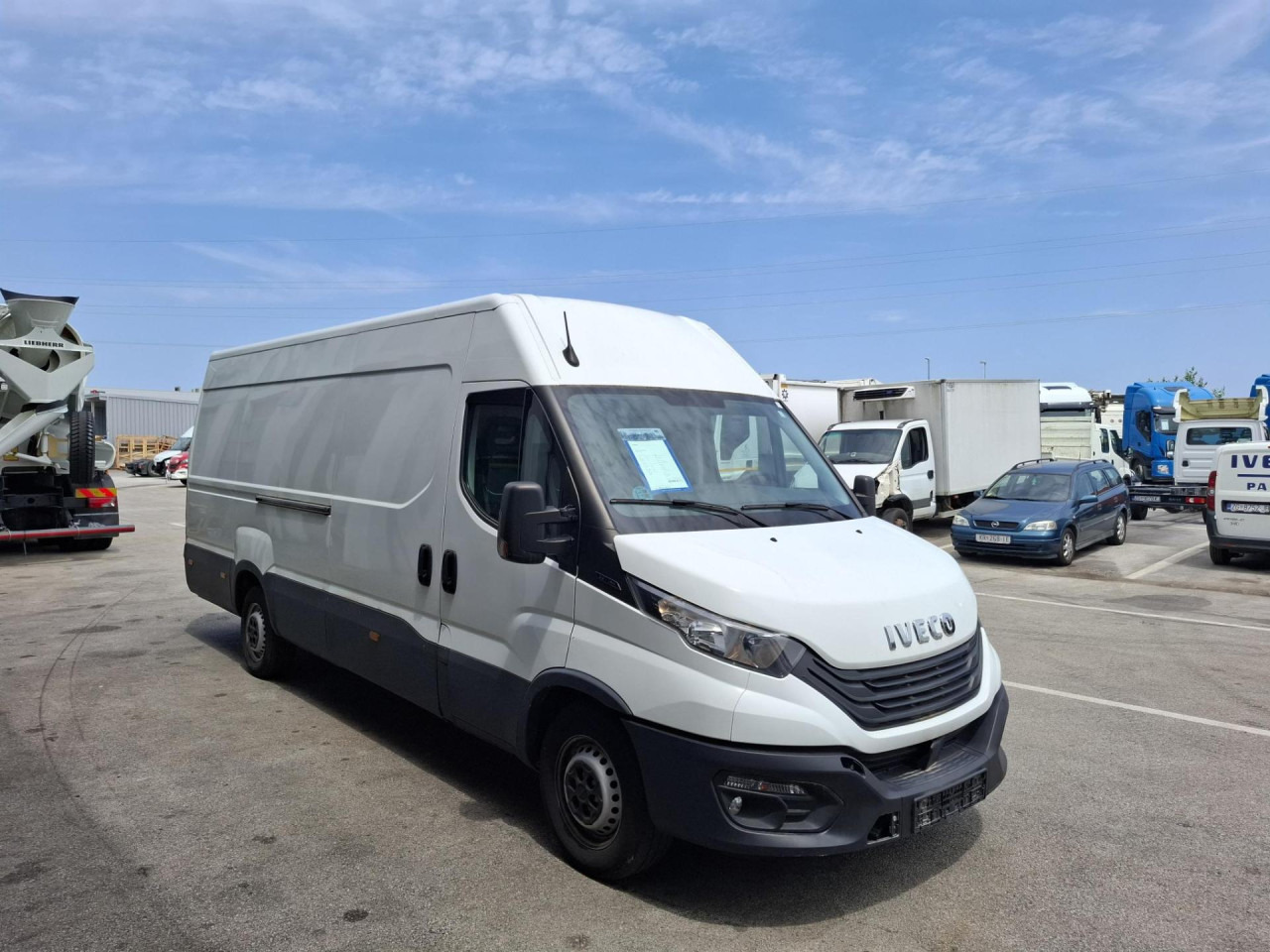 IVECO Daily 35S16V - Passenger van: picture 2 IVECO Daily 35S16V - Passenger van: picture 2