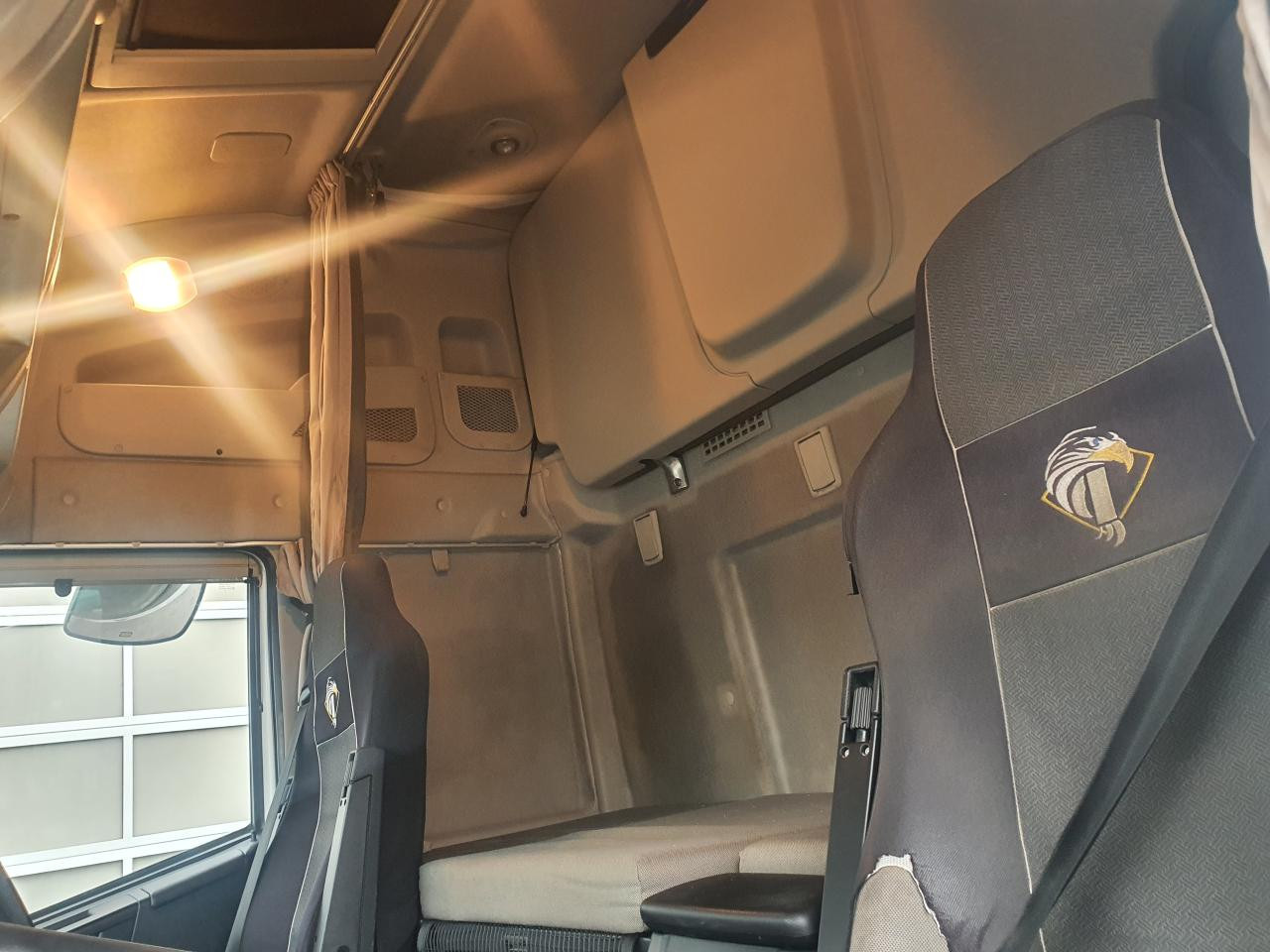 Interior photo 1: Tractor unit IVECO Stralis AS440S46T/P