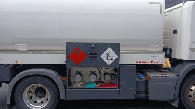 Scania P450 LB 4x2, ADR, Schwarzmueller Anhaenger Fuel - Tank truck: picture 4 Scania P450 LB 4x2, ADR, Schwarzmueller Anhaenger Fuel - Tank truck: picture 4