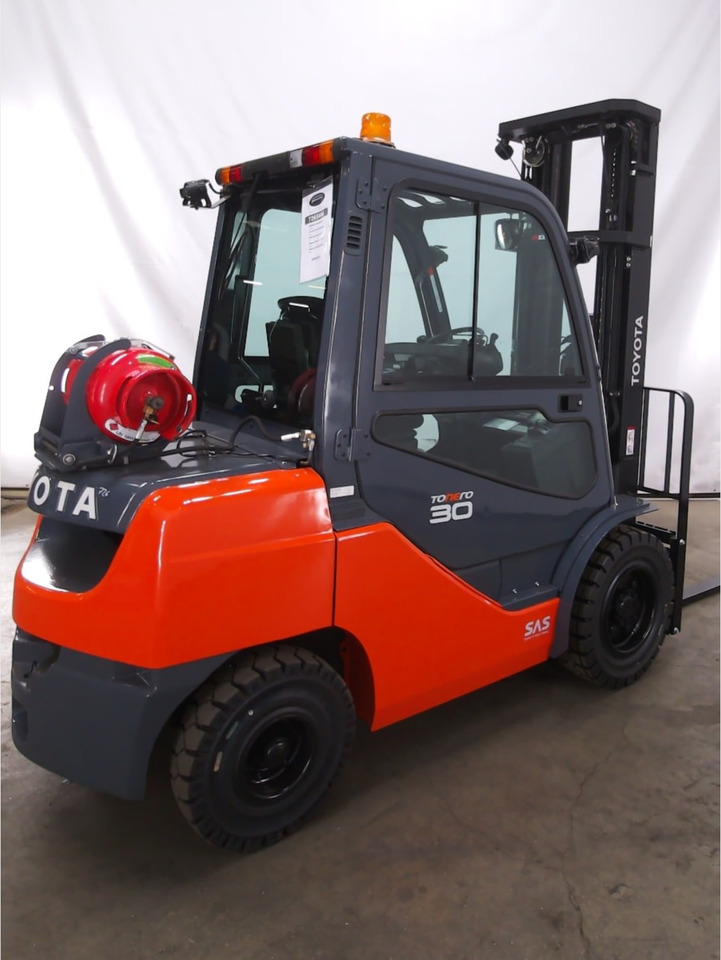 Toyota 02-8FGF30 - LPG forklift: picture 3 Toyota 02-8FGF30 - LPG forklift: picture 3
