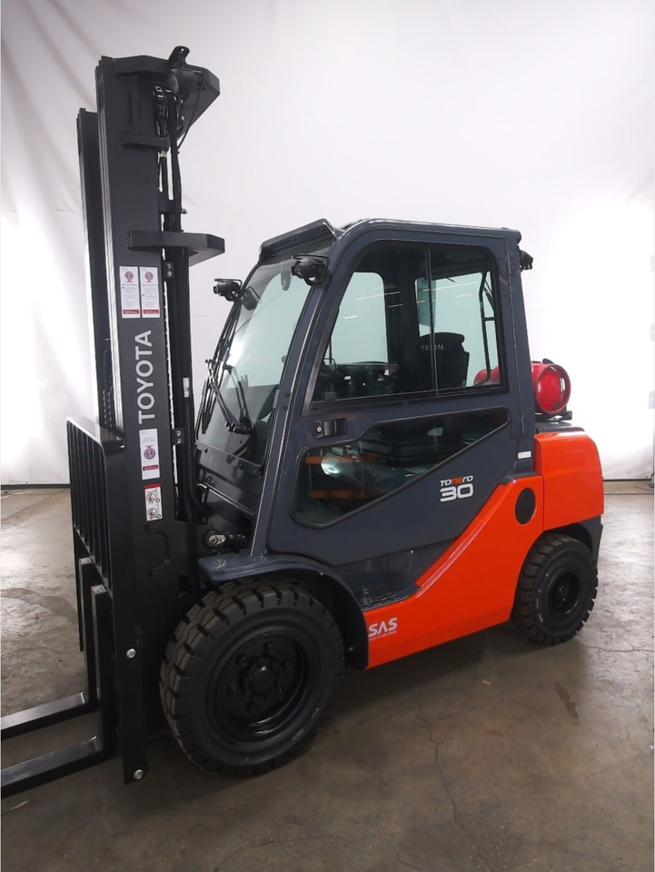 Toyota 02-8FGF30 - LPG forklift: picture 1 Toyota 02-8FGF30 - LPG forklift: picture 1