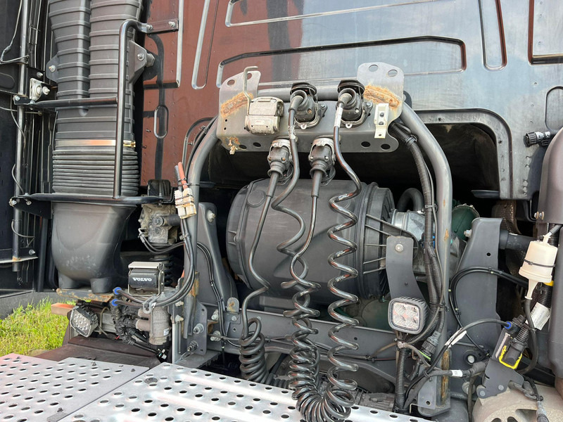 Tractor unit Volvo FH 16 750 6x4 GCW 76 ton / TANDEM AXLE LIFT: picture 14