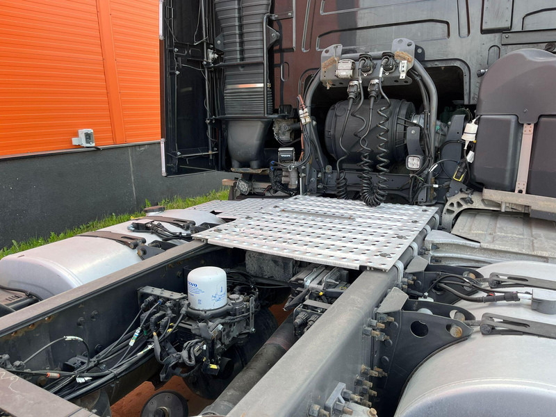 Tractor unit Volvo FH 16 750 6x4 GCW 76 ton / TANDEM AXLE LIFT: picture 13