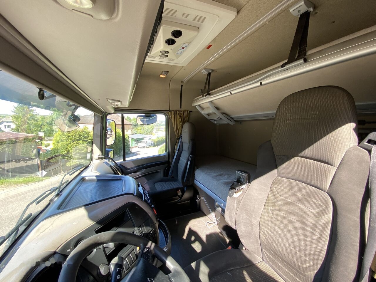 Tractor unit DAF XF 105 460: picture 9