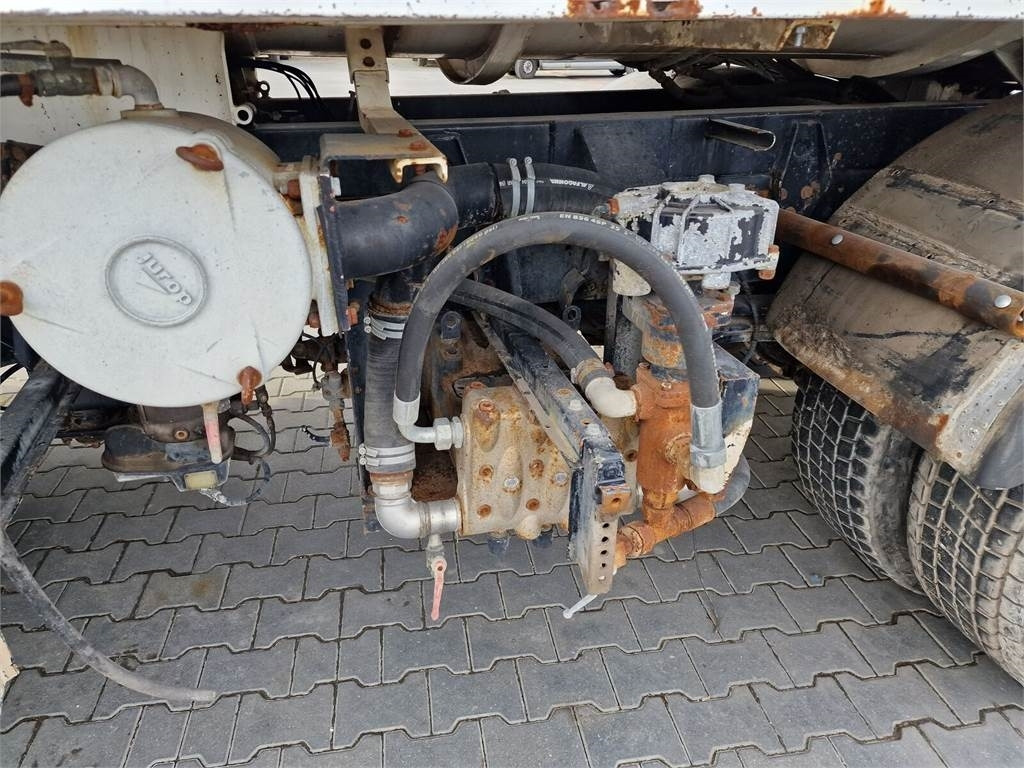 Vacuum truck MAN WUKO MORO KOMBI FOR CHANNEL CLEANING: picture 11