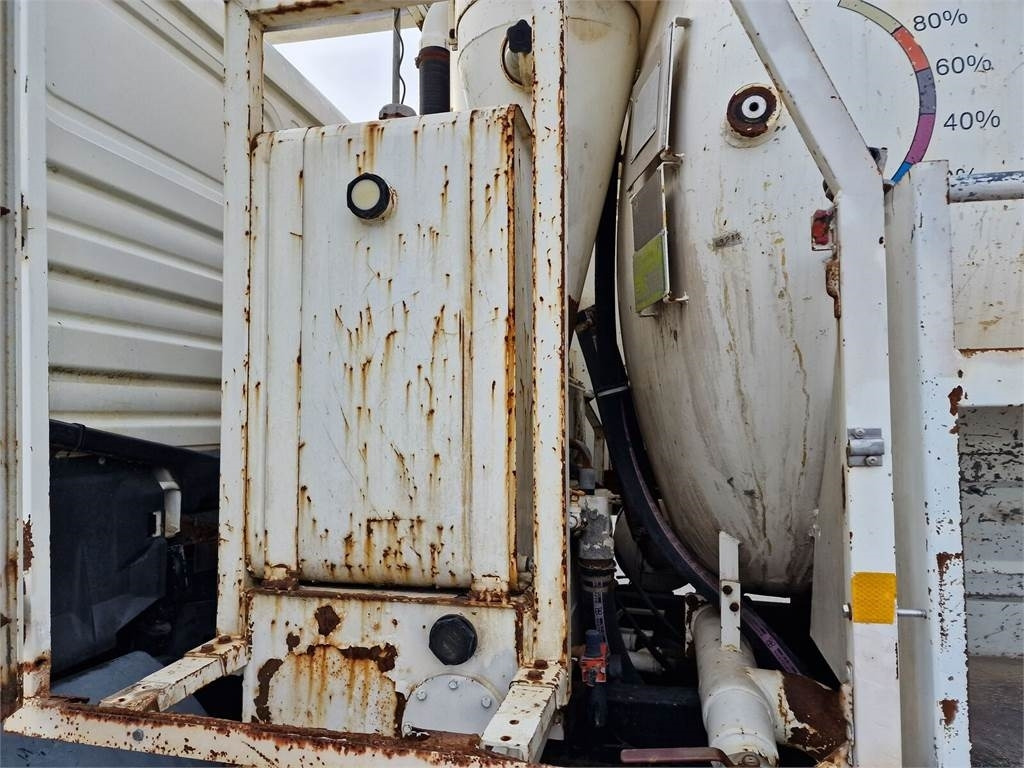 Vacuum truck MAN WUKO MORO KOMBI FOR CHANNEL CLEANING: picture 12