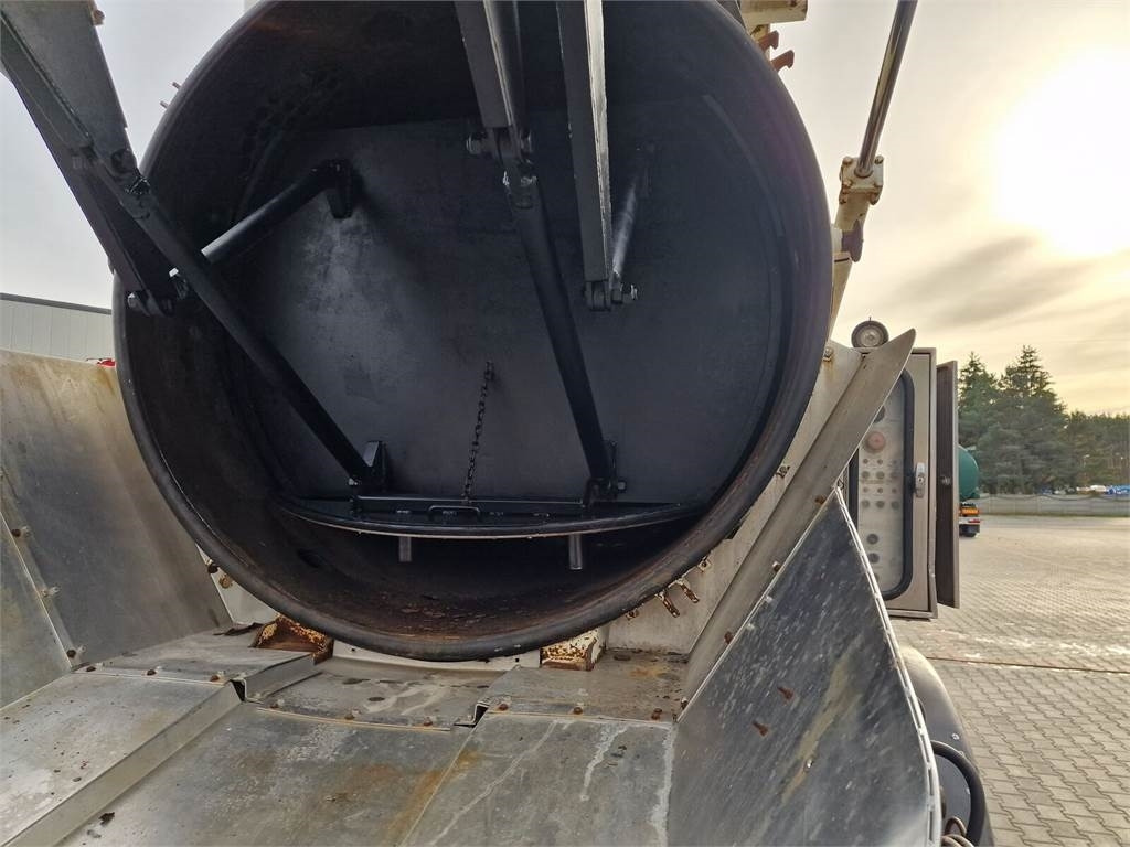 Vacuum truck MAN WUKO MORO KOMBI FOR CHANNEL CLEANING: picture 18
