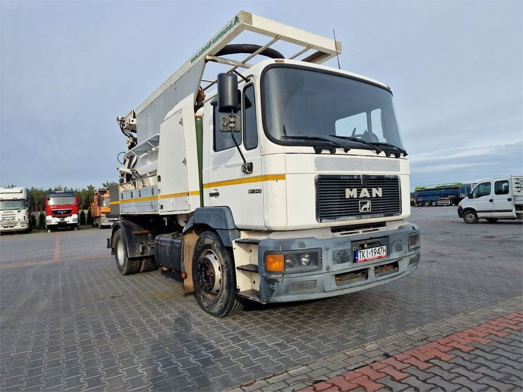 MAN WUKO MORO KOMBI FOR CHANNEL CLEANING  - Vacuum truck: picture 2 MAN WUKO MORO KOMBI FOR CHANNEL CLEANING  - Vacuum truck: picture 2