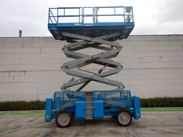 Used scissor Lift Diesel 4x4 GENIE GS-4390-RT - Scissor lift: picture 4 Used scissor Lift Diesel 4x4 GENIE GS-4390-RT - Scissor lift: picture 4