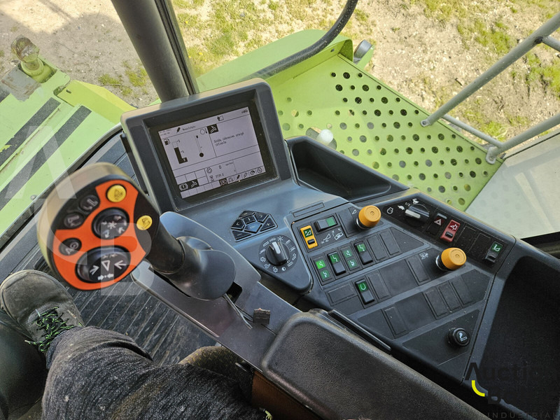 Combine harvester for transportation of food Claas Lexion 550: picture 13