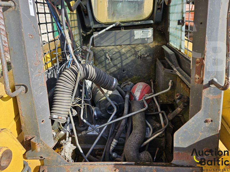 Skid steer loader Gehl 4835 SXT: picture 8