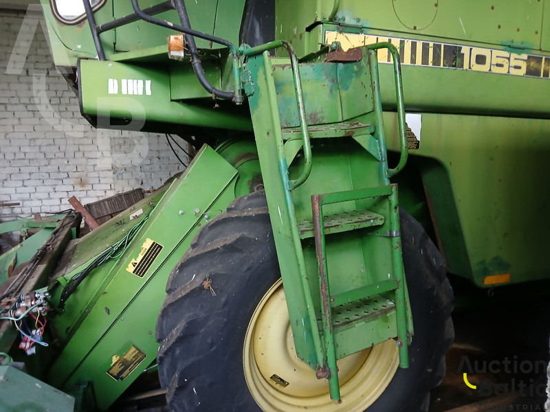 Combine harvester for transportation of food John Deere 1055: picture 14