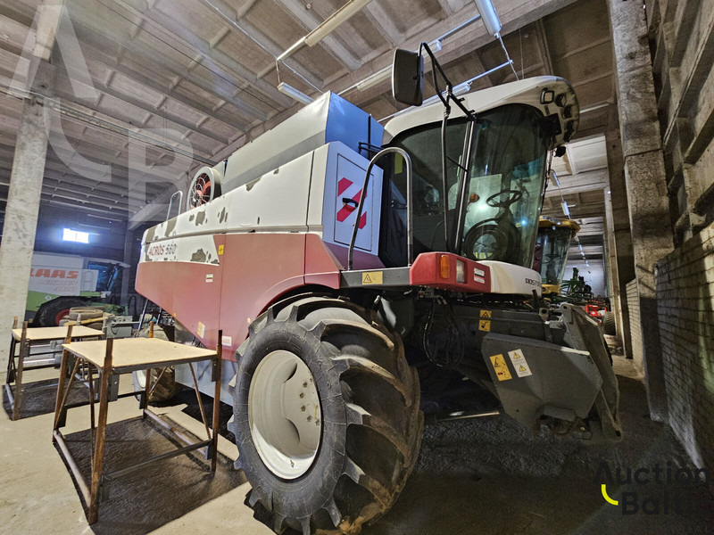 Rostselmash Rostselmash ACROS 560 - Combine harvester: picture 1 Rostselmash Rostselmash ACROS 560 - Combine harvester: picture 1