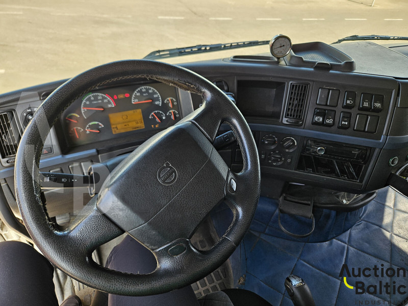 Tractor unit Volvo FH440: picture 10