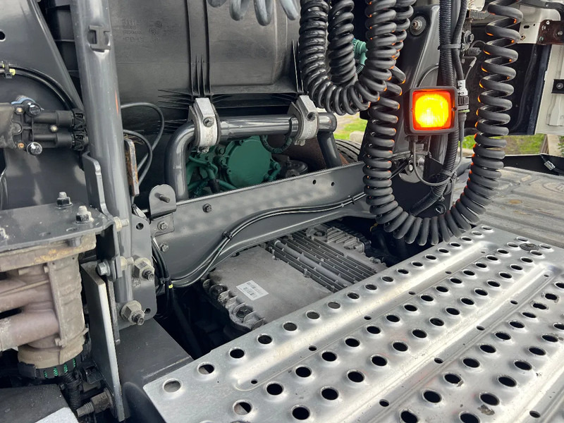 Tractor unit Volvo FH 500 Park cool**2xdieseltanks**Fridge**FH500 2017**: picture 17