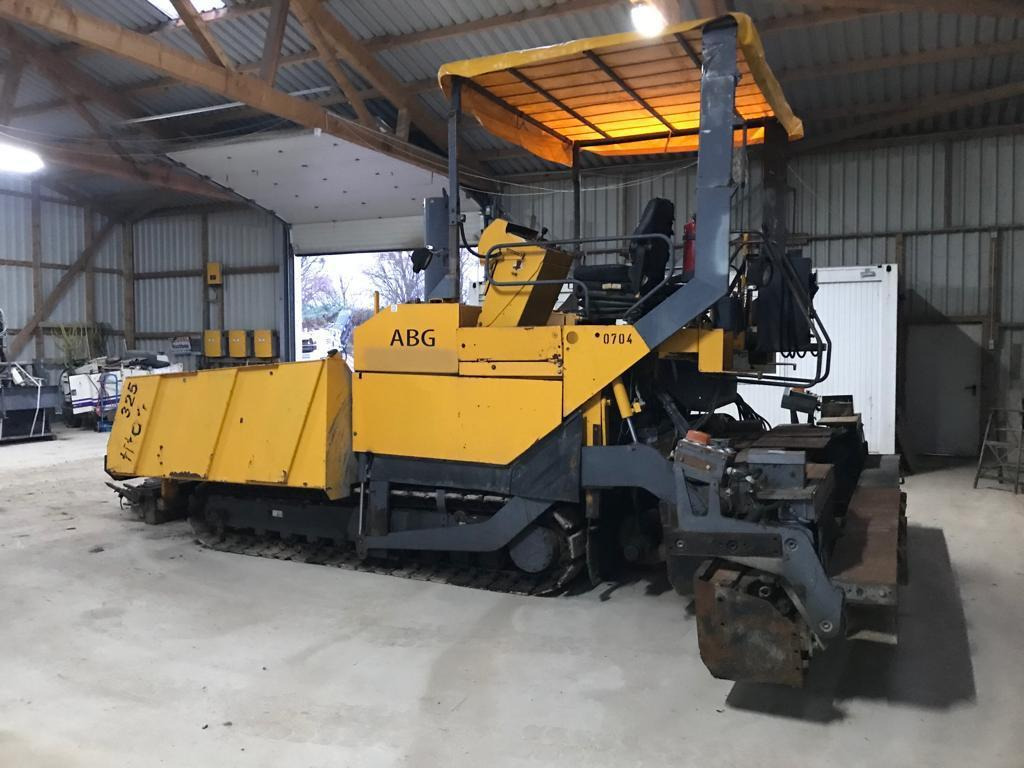 Asphalt paver ABG TITAN 325 and runs and runs: picture 20