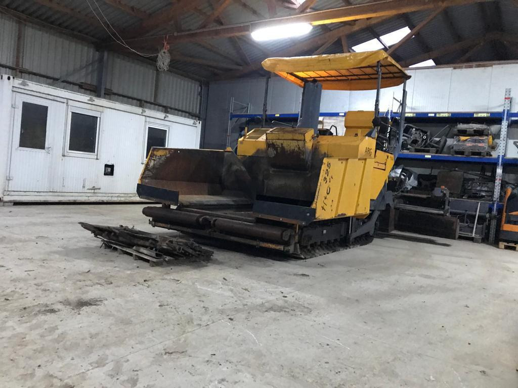 Asphalt paver ABG TITAN 325 and runs and runs: picture 17