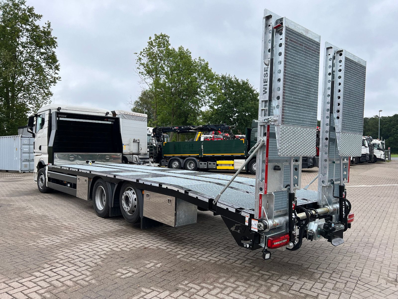 MAN Baumaschinen- Arbeitsbühnentransporter Rampen - Tow truck: picture 1 MAN Baumaschinen- Arbeitsbühnentransporter Rampen - Tow truck: picture 1