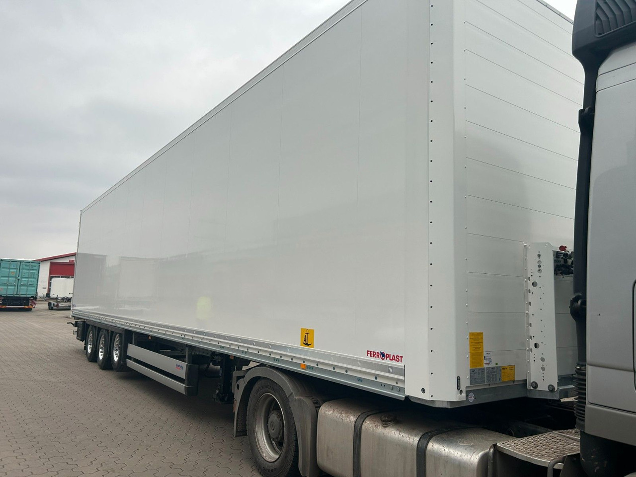 Schmitz Cargobull Mega Koffer - Trockenfrachter FERROPLAST - Closed box semi-trailer: picture 3 Schmitz Cargobull Mega Koffer - Trockenfrachter FERROPLAST - Closed box semi-trailer: picture 3