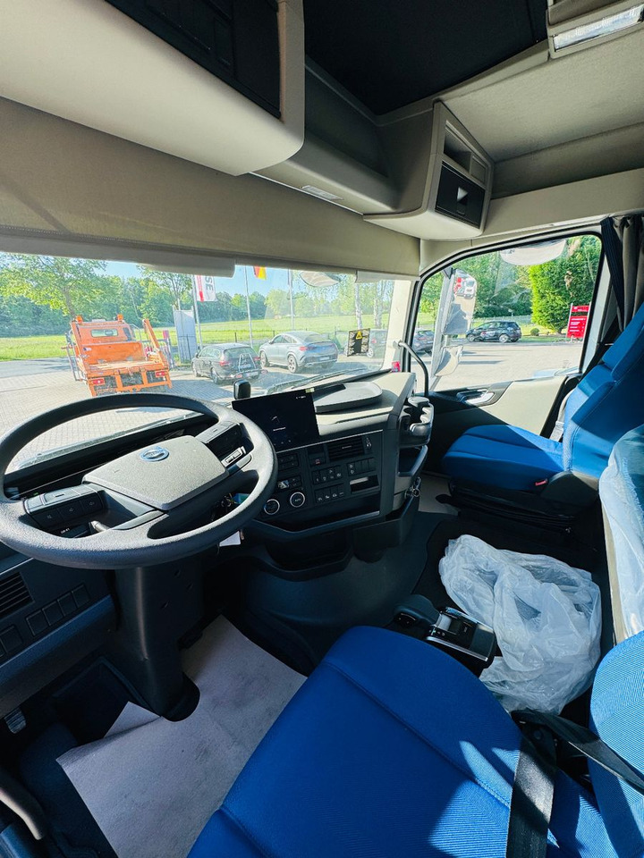 Truck, Crane truck Volvo FH 500 8x2 mit F710RA.2.27 L426 und V20 Winde: picture 12