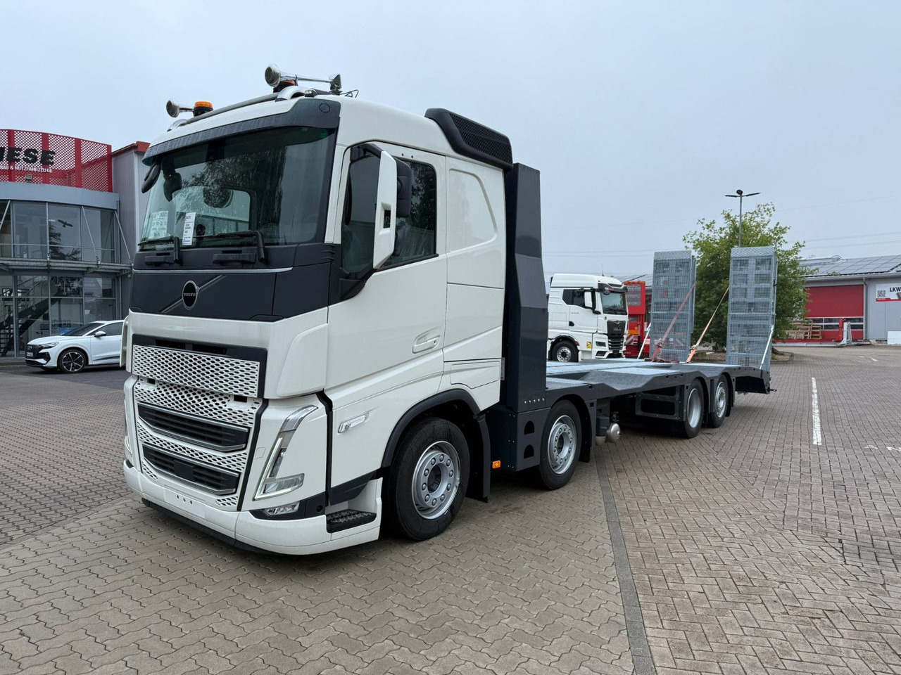 Volvo Arbeitsbühnen Baumaschinentransporter mit Rampen - Dropside/ Flatbed truck: picture 4 Volvo Arbeitsbühnen Baumaschinentransporter mit Rampen - Dropside/ Flatbed truck: picture 4