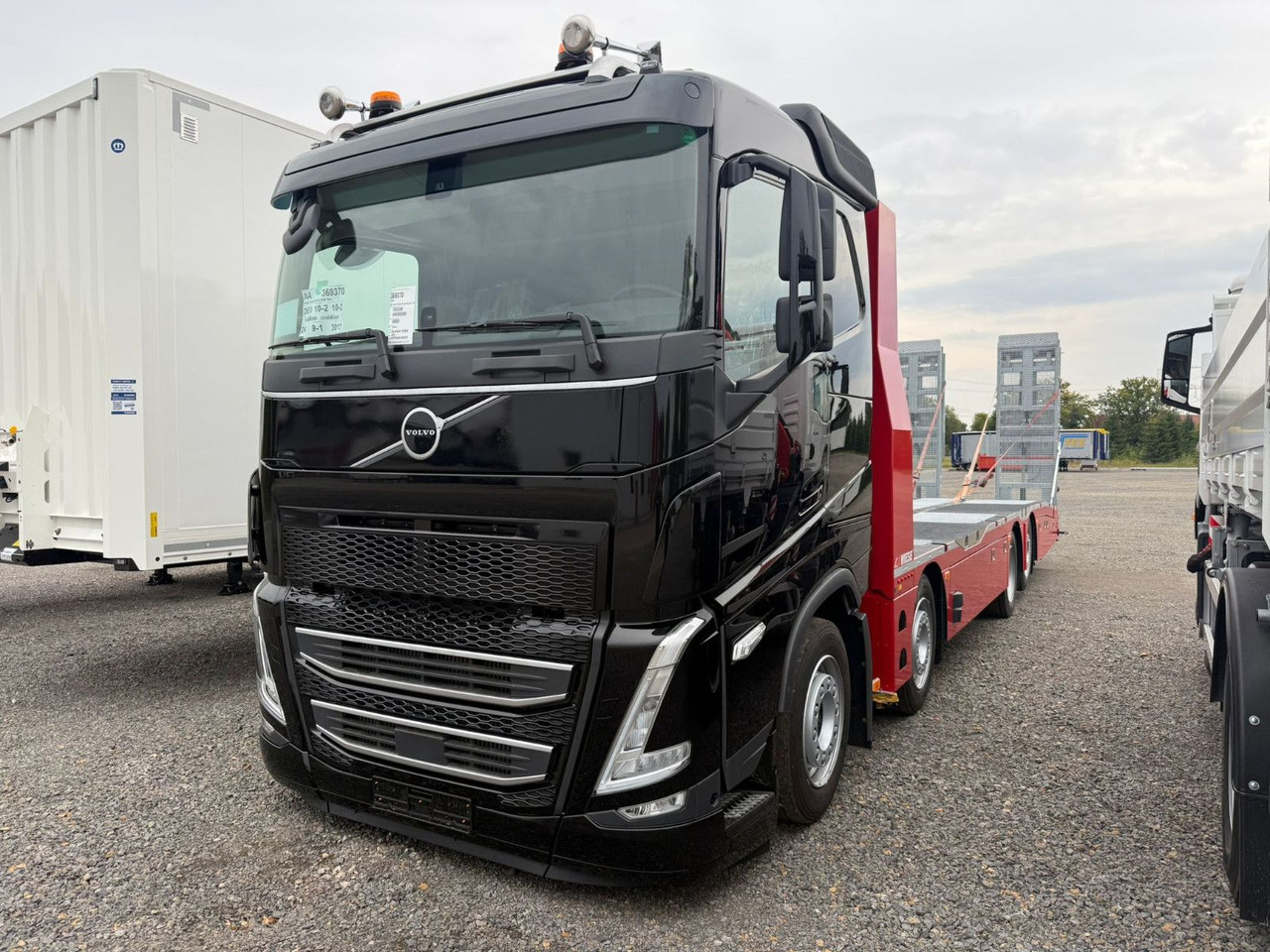 Volvo Arbeitsbühnen Baumaschinentransporter mit Rampen - Dropside/ Flatbed truck: picture 2 Volvo Arbeitsbühnen Baumaschinentransporter mit Rampen - Dropside/ Flatbed truck: picture 2