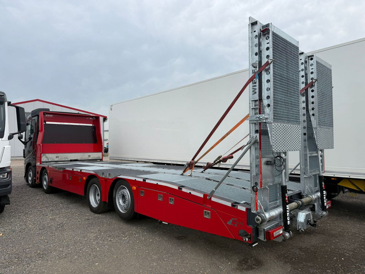 Volvo Arbeitsbühnen Baumaschinentransporter mit Rampen - Autotransporter truck: picture 3 Volvo Arbeitsbühnen Baumaschinentransporter mit Rampen - Autotransporter truck: picture 3