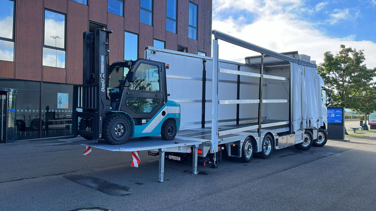 Curtainsider truck Volvo FH 500 8x2 Arbeitsbühnen Transporter LBW 9t: picture 6